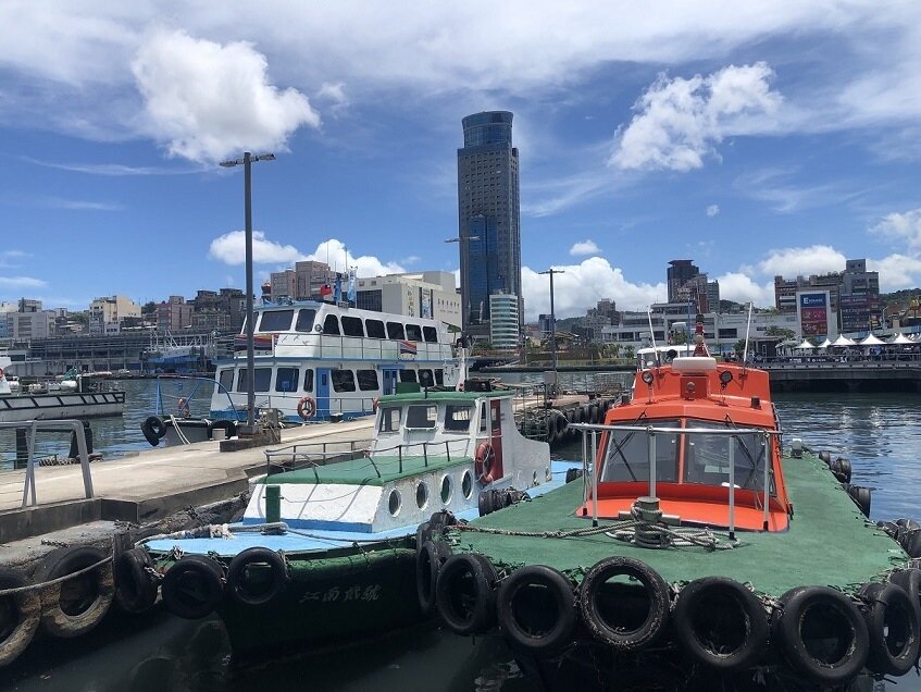 ▼基隆雖為北台灣相對低價區,港口海景的地段條件仍具高價優勢。(圖/<a href="https://house.ebc.net.tw/" data-cke-saved-href="https://house.ebc.net.tw/" data-cke-saved-href="https://house.ebc.net.tw/" data-cke-saved-href="https://house.ebc.net.tw/" target="_blank">EBC地產王</a>張琬聆攝)