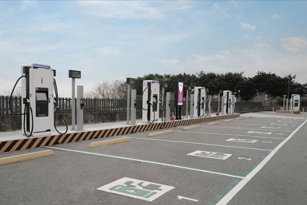 泰安服務區（南站）快充站設有大小型車充電車位。圖／高公局提供