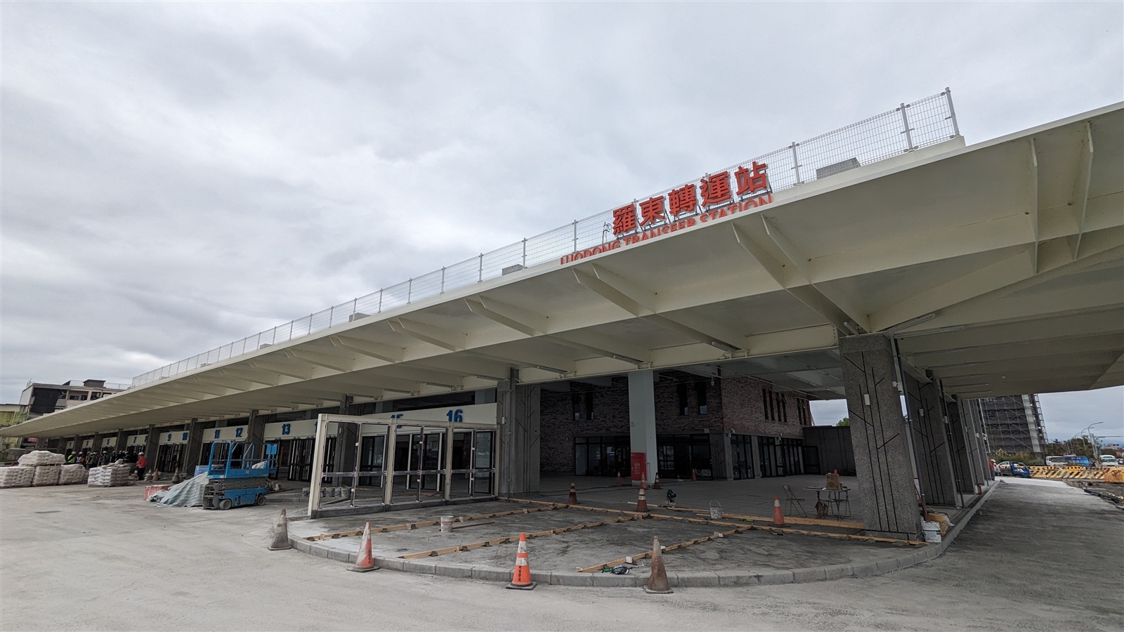 羅東新轉運站2021年3月開工，原訂去年9月完工，遭遇物價波動、設計變更等因素，工期延後，目前進度將滿95%，預計3月完工。記者陳敬丰／攝影 