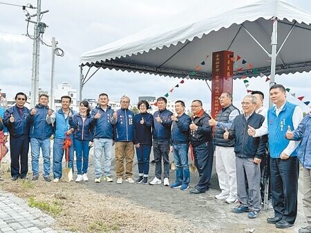 
台東縣府推動豐榮、豐樂區段徵收，台東縣長饒慶鈴（左七）1日主持動土典禮。（蔡旻妤攝）
