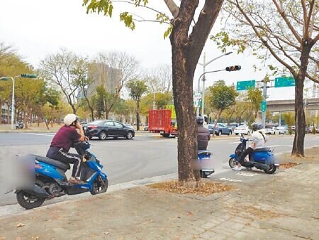 高雄市楠梓區一處待轉格,遭網友嫌是「奈米待轉格」不容易進入停等,且車頭容易突出造成危險,高雄市交通局說,會根據車流研議是否擴大待轉格。(任義宇攝)