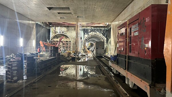 兩台傳統圓潛盾機於G11站分別進行拖曳與破鏡工作。圖/桃園市府