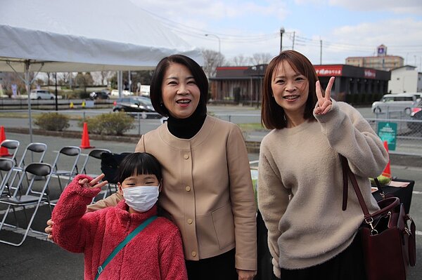 周春米和在外準備採購的台積電員工家屬合照。圖/農業處提供