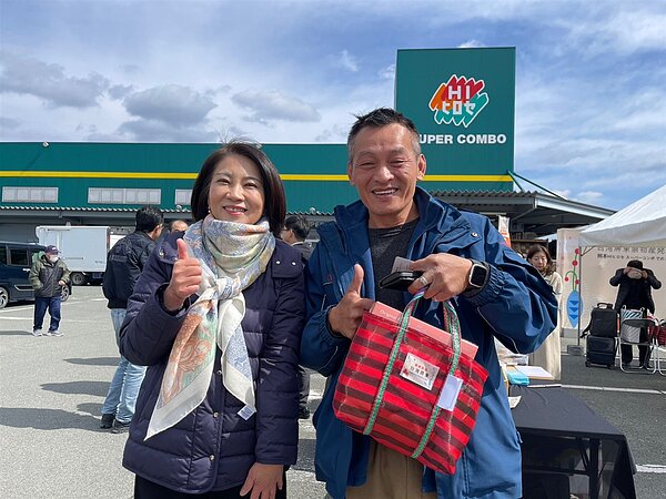 台積電合作廠商買到屏東物產開心與周春米合照。圖/農業處提供