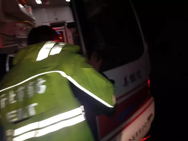 巡路員台62被撞亡,公路總局要求加強自我防衛意識提升,圖為當時劉姓巡路員送醫情形。記者游明煌/翻攝