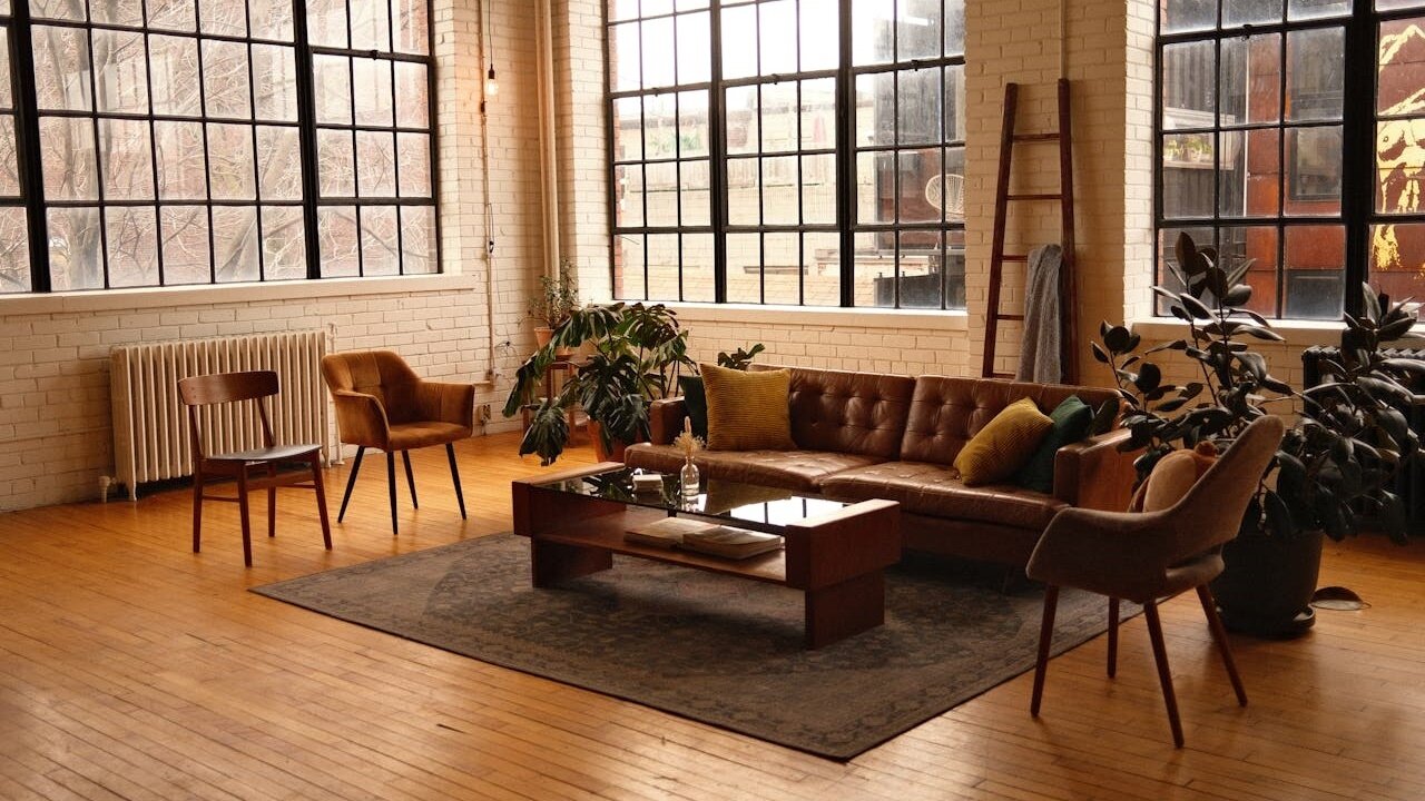 ▼原PO發現某間房子,單坪的價格比實價登錄還要低3萬,但有「位於2樓」和「坪數較大非標準品」的缺點,讓他不確定是否該買來投資。(示意圖,非文中提及房產/取自<a href="https://www.pexels.com/zh-tw/photo/20337840/"><span style="color:#000000;">Pexels</span></a>)