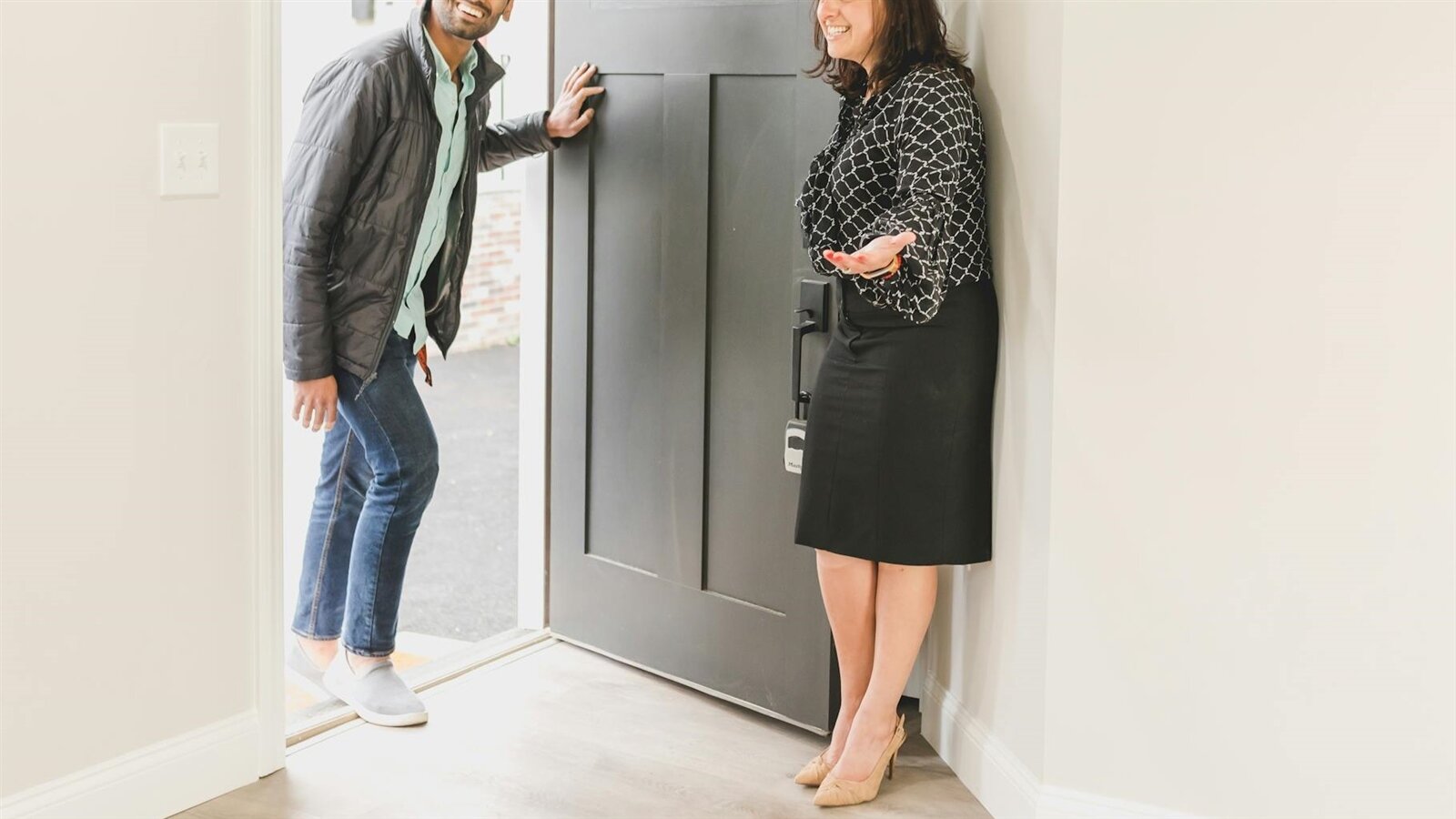 一名網友在論壇Dcard上發文,表示自己要賣台中南區復興路三房房型的房子,想要自己賣不找仲介,在網路上刊登售屋訊息,但過了兩個星期,只帶了3組人看房,而這3組人連出價都沒有。他原以為是自己不夠親切嚇到人家,之後改請較有親和力的老婆帶看,然而老婆帶看了2組客人後,之後也一樣沒下文。他反思,房子唯一的缺點是沒停車位,但關於房屋細節都完整寫在售屋廣告上,開價也沒有超過實價登錄,不解為何自己賣房這麼難,想問後續難道只能委託仲介了嗎?