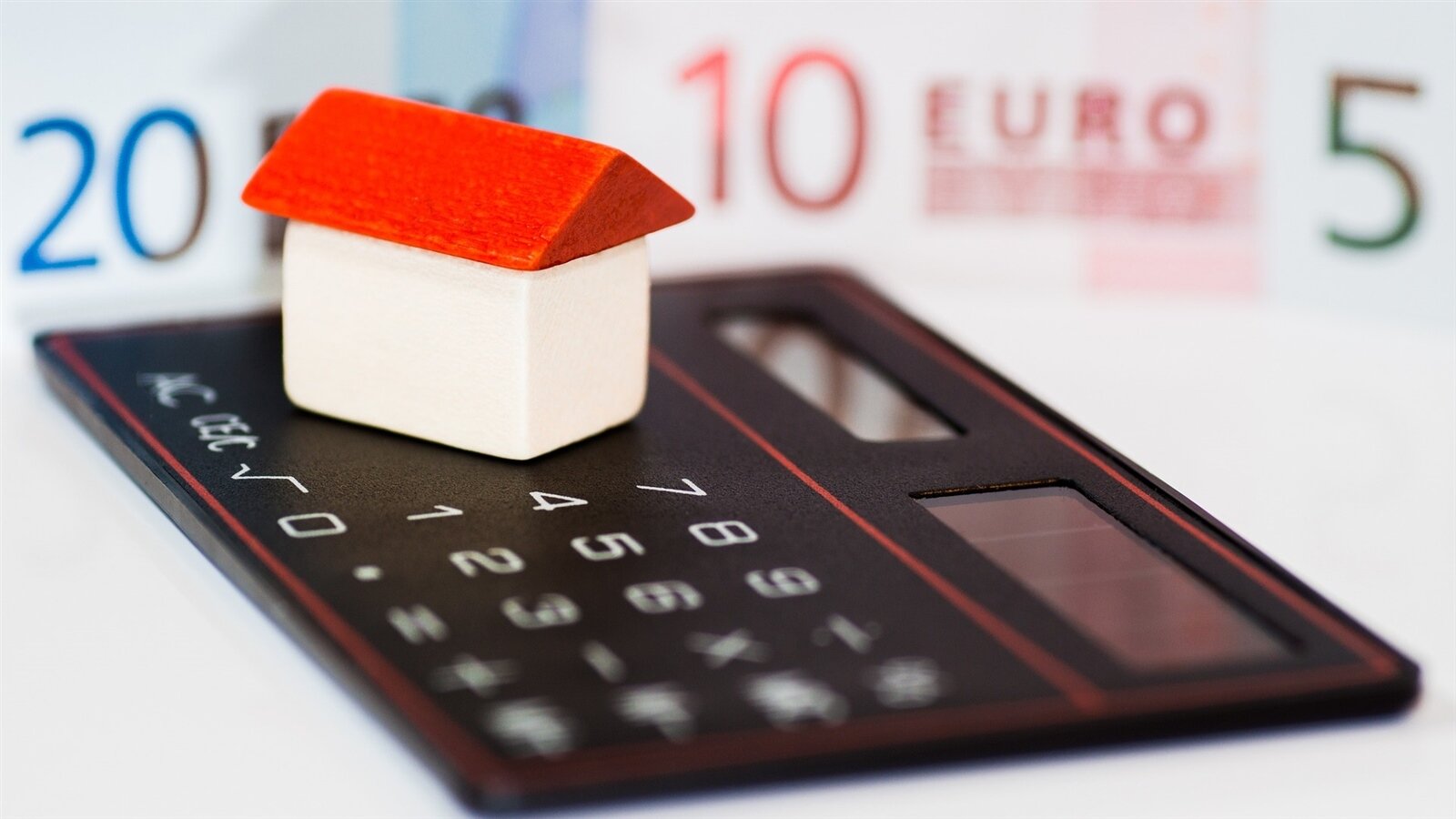 ▼多數網友都建議原PO,投資不要買二樓,除了較難轉手外,也認為「比實登每坪低3萬」只是行情價,並非「低於行情」的價格。(示意圖/取自<a href="https://pixabay.com/photos/house-money-euro-calculator-366927/"><span style="color:#000000;">pixabay</span></a>)