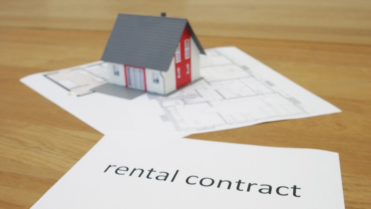 一名網友在論壇PTT上發文,分享自己當獨立套房包租公的心得,表示自己在台中有間電梯獨立套房出租,但每逢租約到期想漲租金,房客都不願意,要再重新招租又要花一段時間,又要擔心房客是否會愛惜房子,加上平日也有需要油漆等整理維護的瑣事,最近房子又要空租兩週,讓他不禁感嘆:「不如股票收益躺賺爽多了」。他也認為,套房招租不如三房兩廳來得穩定,以自身經驗奉勸有意投資出租房的人,若想要當包租公、包租婆,真心不建議玩套房。