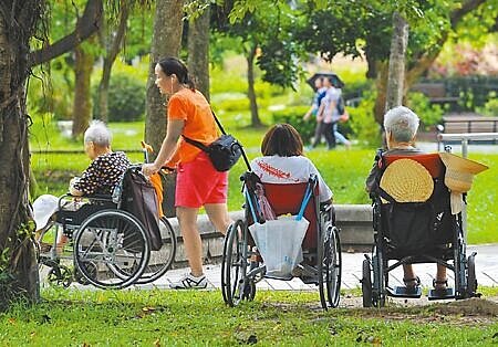 壽險業者指出,為避免自己成為下一代的負擔,應積極規劃並投保長照保險,以成就自己有尊嚴的老後生活。圖∕本報資料照片