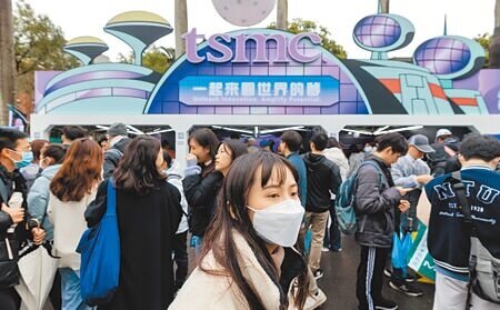 台大校園徵才博覽會2日啟動,今年活動共約336家企業報名,其中台積電預計將在台灣招募6,000名人才,包含工程師與技術員,碩士畢業新進工程師平均薪酬上看新台幣200萬元。(郭吉銓攝)