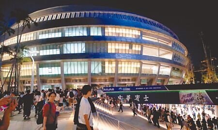 去年亞洲棒球錦標賽冠軍站中華隊出戰日本隊,台北大巨蛋全場湧進2萬1999名球迷觀賞比賽。(本報資料照片)