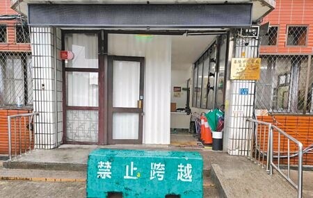 簡姓男子日前竊車，先於台62線撞死巡路員，再衝入基隆市警局第三分局八堵分駐所撞死蘇姓員警。八堵分駐所緊急設置暫時性防撞石墩，避免車輛衝撞情形重演。（徐佑昇攝）