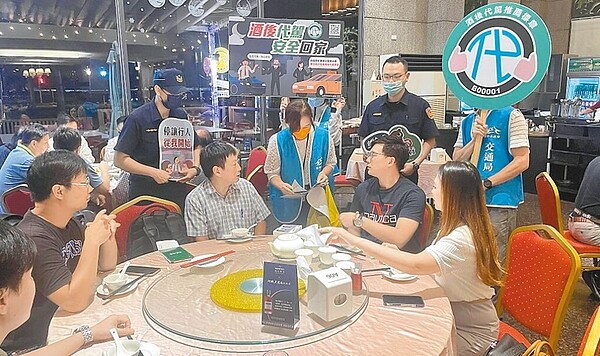 台中市政府積極推廣代駕,過年前由交通局及分局員警親自到餐廳等地分享代駕資訊,並協助駕駛取得認證標章,目前已有52位駕駛取得認證。圖/台中市政府提供