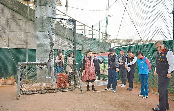 花蓮縣長徐榛蔚日前到棒球場會勘，盤點改善設備項目，讓球員、球迷都能享有更好場地設施。圖／花蓮縣政府提供
