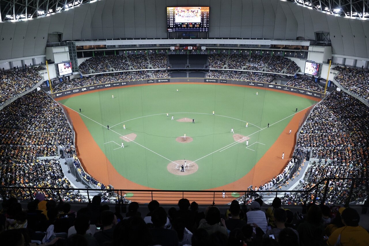 「讀賣巨人軍90周年紀念台灣試合」今天在台北大巨蛋開打，根據統計現場共計3萬7,890人。 記者侯永全／攝影