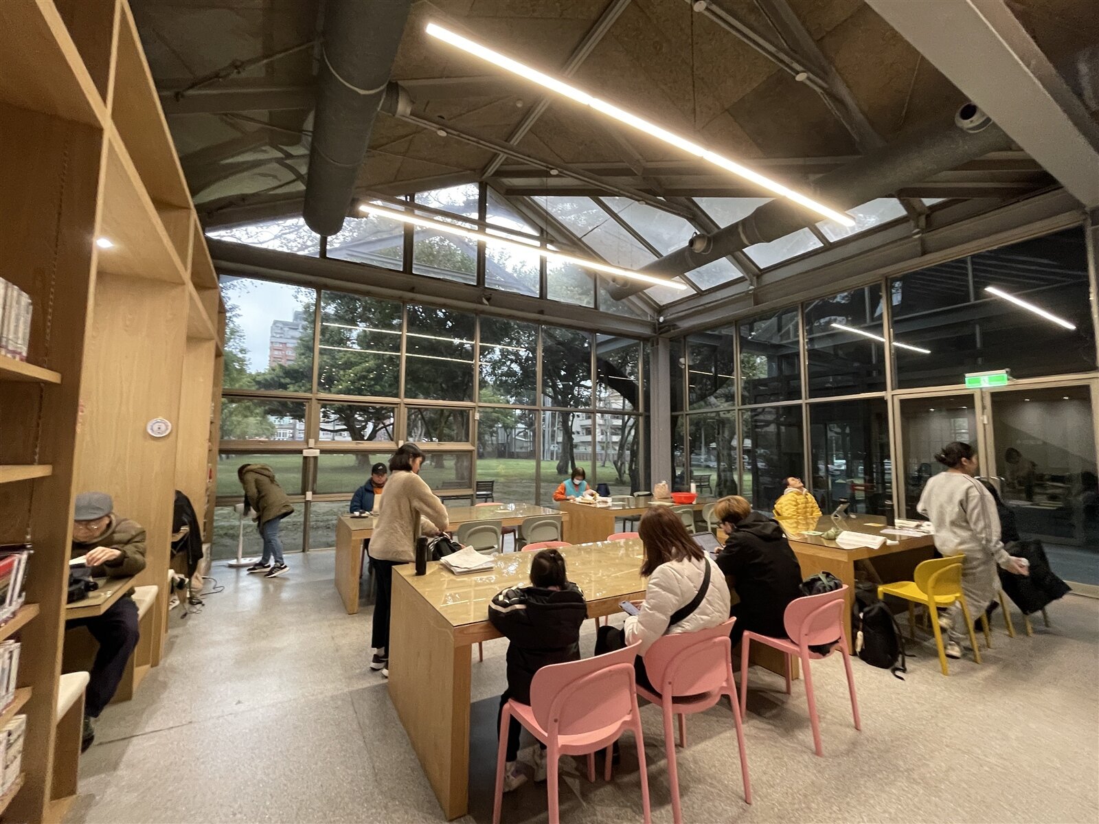 新竹市圖書館青少年館的落地窗容易讓鳥類誤認撞上,造成窗殺危害,市府研議增設貼紙改善。記者張裕珍/攝影