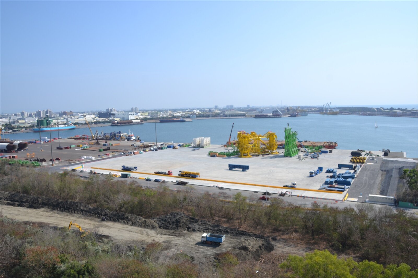 台灣港務港務公司在安平商港興建11號碼頭,水泥地處原為綠帶,有大片樹木,如今砍除殆盡。記者鄭惠仁/攝影