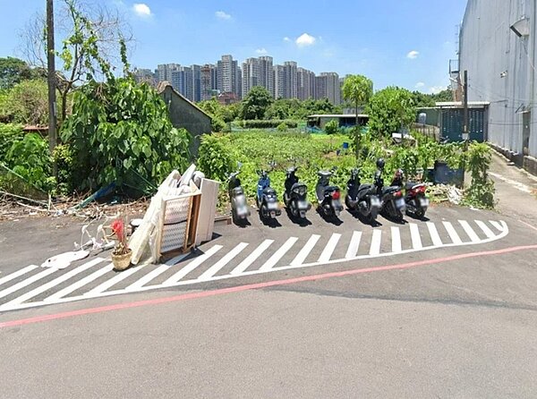 土城裕華街附近公有地改善前長期遭私人堆置雜物及車輛違停占用，嚴重影響市容景觀。圖／新北市工務局提供
