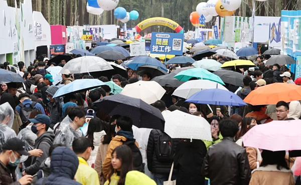 台灣大學2日舉辦全台規模最大的校園徵才博覽會,共有336家企業報名,活動提供約2萬5000個職缺。記者潘俊宏/攝影