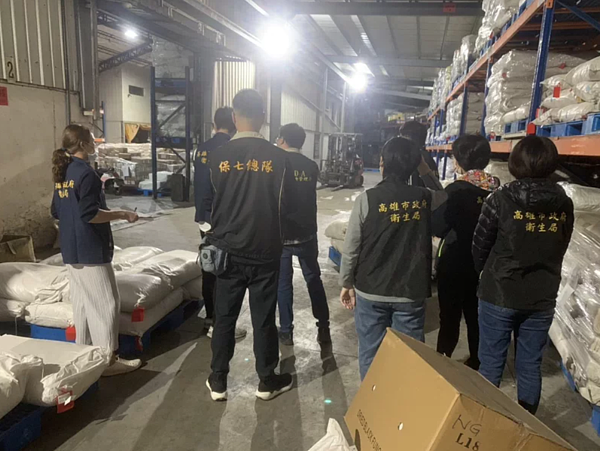 高市衛生局3月1日配合高雄地檢署指揮,會同食藥署及保安警察第七總隊,在海順、津棧、佳廣3家公司查獲驗出蘇丹紅的辣椒粉庫存品共3萬2739公斤。記者王勇超/翻攝