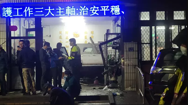 新北市貢寮區簡姓男子日前涉嫌偷竊小貨車,開往基隆衝入八堵分駐所,造成蘇姓警員傷重不治。聯合報資料照片