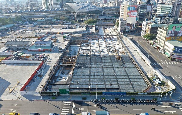 大台中轉運中心已於2022年6月開工,完工後將提供超過5百席汽車及近1300席機車停車空間。圖/中市府提供