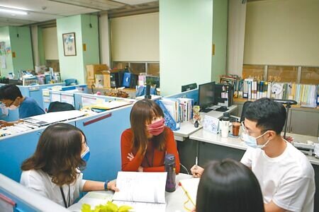 北部的高房價、高物價,讓不少北漂的公務員決定回鄉任職。圖為政府機關員工上班情形。(本報資料照片)