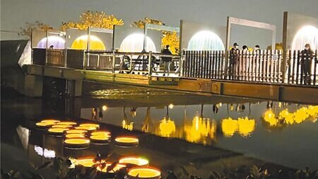 台南市鹽水月津港燈節今年37天展期,讓民眾深入探訪、了解月津港日與夜的不同美感面貌。(張毓翎攝)