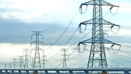經濟部3月中下旬將召開電價諮詢委員會，4月新電價平均漲幅約在10％。其中工業用電平均漲幅逾1成，特高壓用電大用戶例如半導體產業漲幅將最大、應會超過15％。圖∕本報資料照片