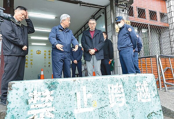 基隆市警察局第三分局八堵分駐所在上月29日晚間遭人駕車衝撞,造成員警1死1傷,市長謝國樑(前右二)3日上午前往分駐所慰問員警,並指示警方要加強廳舍安全設施。圖/基隆市政府提供