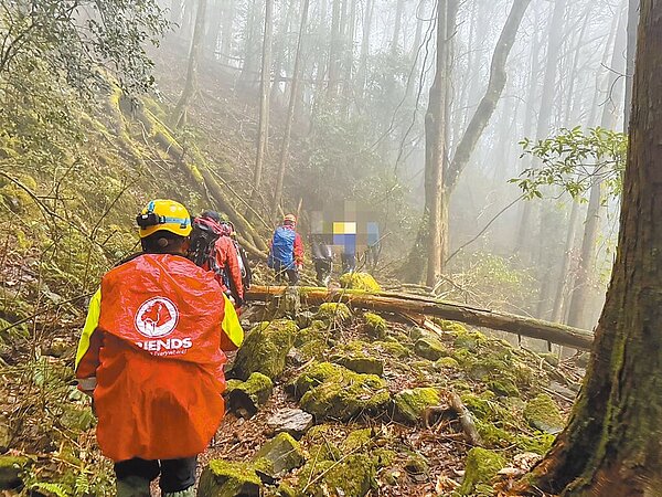 新北市林姓女登山客失足墜落深谷,嘉義縣警消人員組成搜救隊2日摸黑尋獲遺體,輪流背下山。圖/嘉義縣消防局提供