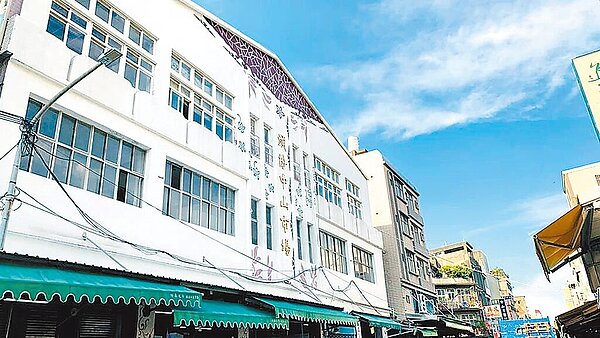 苗栗縣頭份市中山公有零售市場,啟用至今40多年,經評估耐震度不足,市公所推動重建市場,3月1日公告3月31日將封閉停用市場,引起攤商不滿,市公所3日強調是為維護市民及攤商安全,才不得不公告封閉。圖/頭份市公所提供