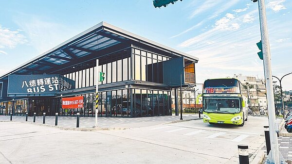 桃園市八德轉運站啟用半個月,立位轉乘省20分鐘、運量增1成。圖/桃園市交通局提供