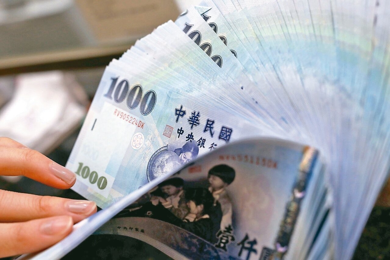 行政院主計總處最新預測,2024年超額儲蓄率上修至15.46%,超額儲蓄高達3.8兆,不僅連續五年逾3兆,且創下歷史新高。(聯合報系資料照)