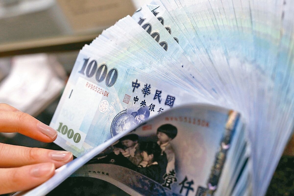 行政院主計總處最新預測,2024年超額儲蓄率上修至15.46%,超額儲蓄高達3.8兆,不僅連續五年逾3兆,且創下歷史新高。(聯合報系資料照)