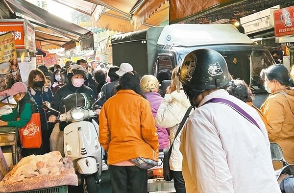 台中市大里區新仁路內新市場,經常有車輛進入,民眾抱怨影響買菜 。圖/李天生提供