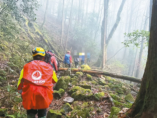 1名登山客日前在嘉義縣阿里山鄉白雪村附近墜落邊坡身亡，嘉義縣警方、消防及林業署工作站人員輪流背負遺體下山。記者李宗祐／翻攝