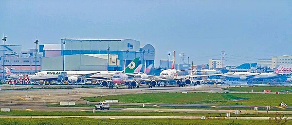 桃園國際機場南跑道3日起進行年度維修,從早上開始,不論是起飛或降落班機都有延誤情況,桃機的地面跟天空依然在排隊中,提醒搭機民眾要有心理準備。圖/截圖自桃園智慧旅遊雲直播影片