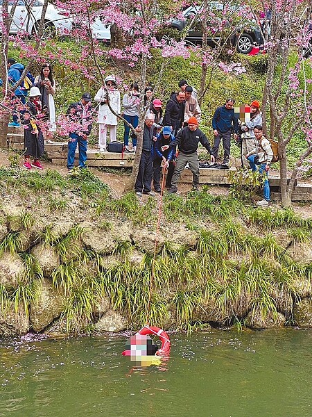 南投縣杉林溪園區3日傳出落水意外,1名75歲老婦疑似因拍照不慎意外落水,送醫急救後,仍不幸身亡。圖/民眾提供