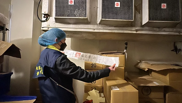 蘇丹紅辣椒粉風暴延燒,違規產品現在也流向海底撈,各分店緊急回收下架。圖為桃園市衛生局封存問題產品。圖/桃園市衛生局提供