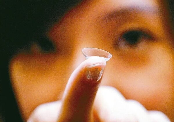 食藥署表示，如在通訊交易通路販售隱形眼鏡保存盒，須為醫療器材商或藥局。隱形眼鏡示意圖。圖／聯合資料照片
