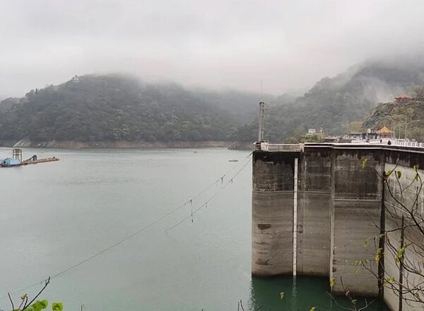 首波春雨石門水庫增加100至150萬噸水量,未拉升水位,水位略下降。圖/記者曾增勳翻攝