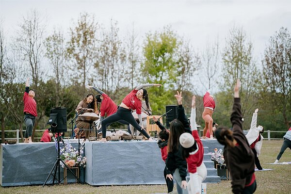 富宇建設日前舉辦「2024 富宇女力慶典」提前慶祝,邀請住戶透過草地瑜珈、手碟誦缽等活動,找回身心與自然間平衡的力量。圖/富宇建設提供