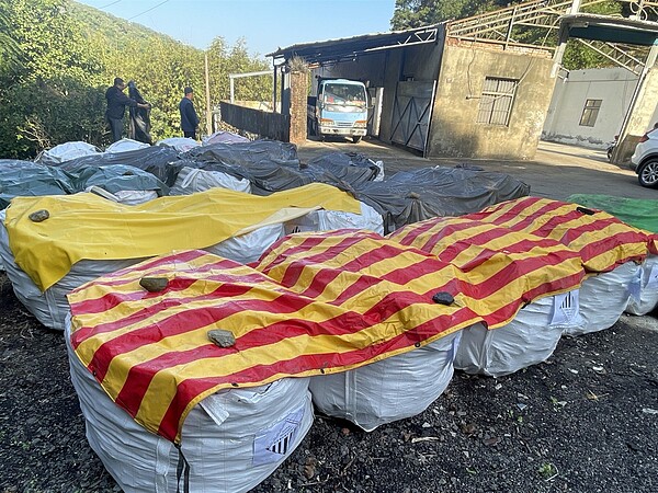 石綿建材廢棄物清除成本高，環保局提供免費包材，並安排清理業者進行後續清除處理工作。圖／新北市環保局提供