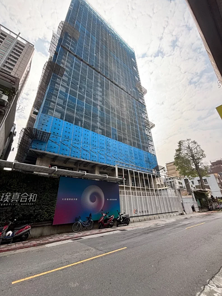 台北市大安區濟南路三段某工地,早上10點多驚傳墜樓意外,一名工人不慎墜落應架,送醫身亡。記者翁至成/翻攝