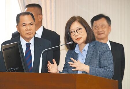 陸船翻覆案喧騰半月,立法院4日邀請海委會主委管碧玲(前右)就「金門撞船案:翻船執法過程及後續處理」進行專案報告,但管碧玲認為「撞船」違背事實,將專報標題改為「取締事故」,引發國民黨不滿。委員會一開會,民進黨與國民黨立委們站在主席台前,搶登記程序發言,雙方一度爆發激烈口角。(劉宗龍攝)