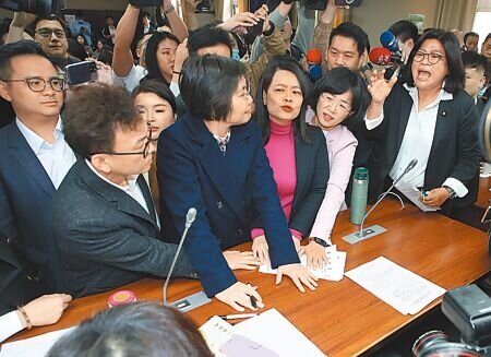 陸船翻覆案喧騰半月,立法院4日邀請海委會主委管碧玲就「金門撞船案:翻船執法過程及後續處理」進行專案報告,但管碧玲認為「撞船」違背事實,將專報標題改為「取締事故」,引發國民黨不滿。委員會一開會,民進黨與國民黨立委們站在主席台前,搶登記程序發言(見圖),雙方一度爆發激烈口角。(劉宗龍攝)