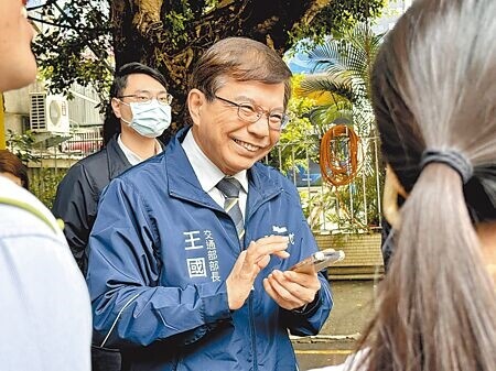 交通部長王國材4日強調道安跟民怨要找到平衡點，會朝微罪不記點、不接受民眾檢舉方向改進。（蔡依珍攝）