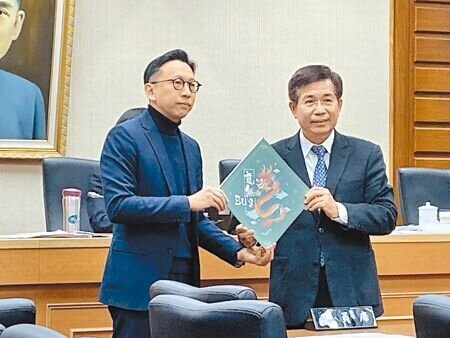 立委葛如鈞(左)4日送「龍無Bug」春聯給教育部長潘文忠(右),要求教育部重視學習歷程檔案儲存的安全性。(林志成攝)